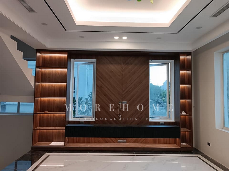 Việc thi công kệ tủ gỗ tự nhiên với đèn leb tô điểm để trang trí, sắp xếp những món đồ sẽ giúp tạo nên một không gian sống sang trọng và thẩm mỹ.